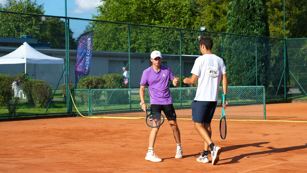 miespuolinen tennispelaaja tenniskentällä