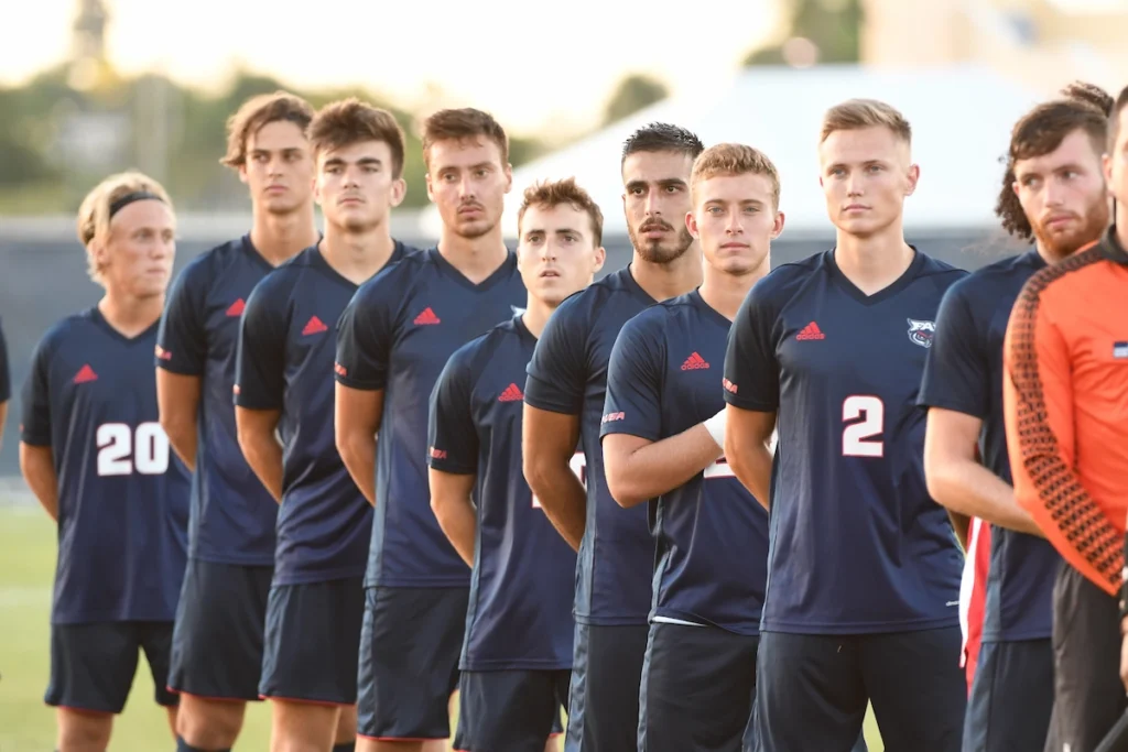 College-footballtiimi laulaa kansallislaulua.